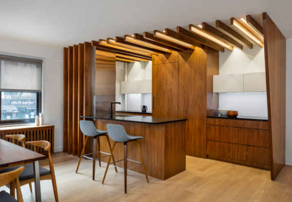 Desain dapur dengan langit-langit kayu berpola